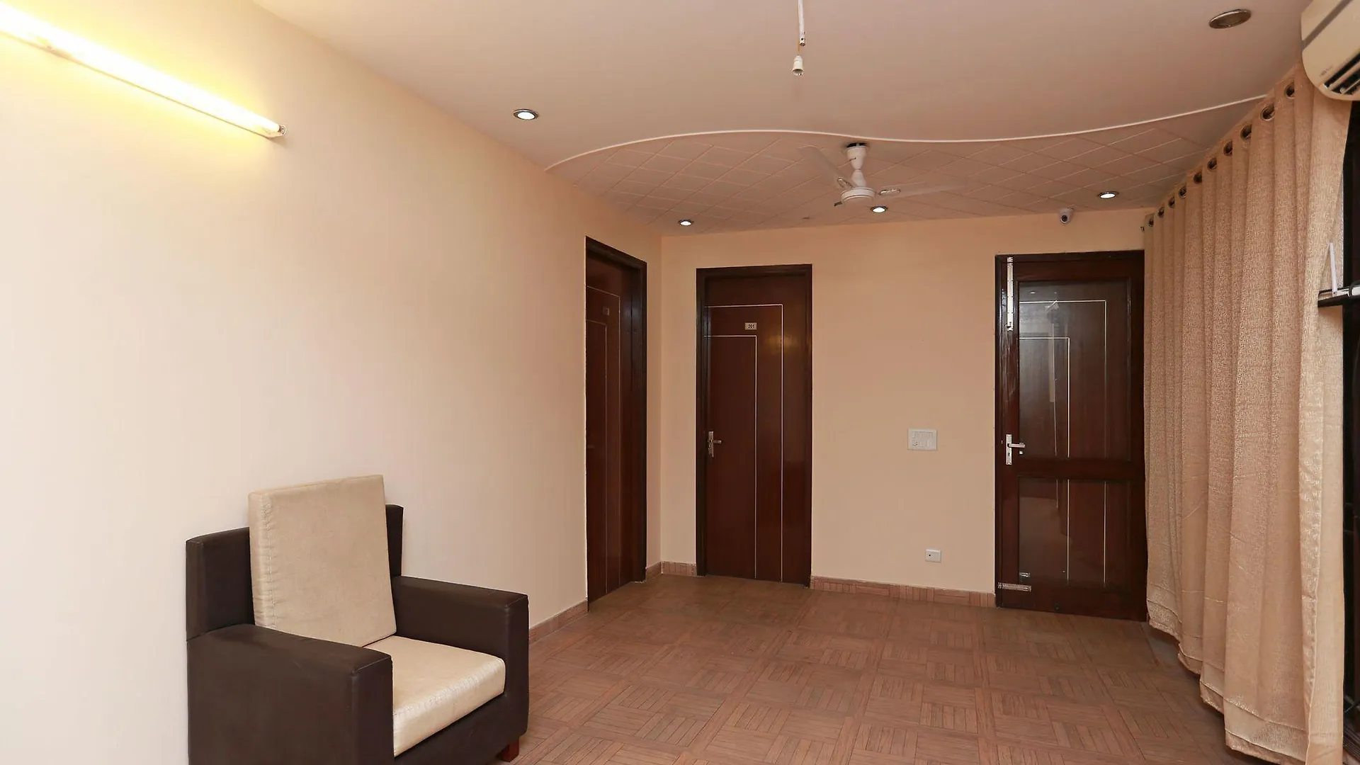 Oyo 11600 Hotel Cosy Tree Γκουργκάον