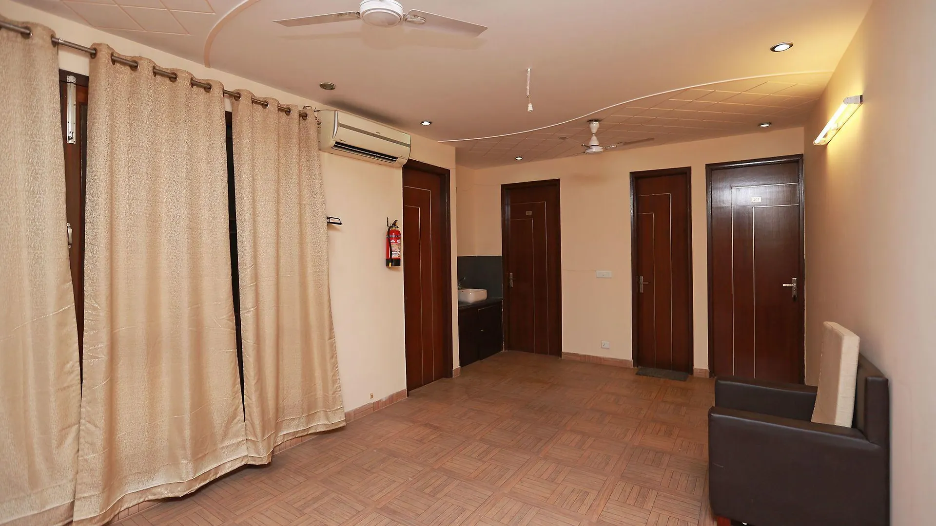 Oyo 11600 Hotel Cosy Tree Γκουργκάον
