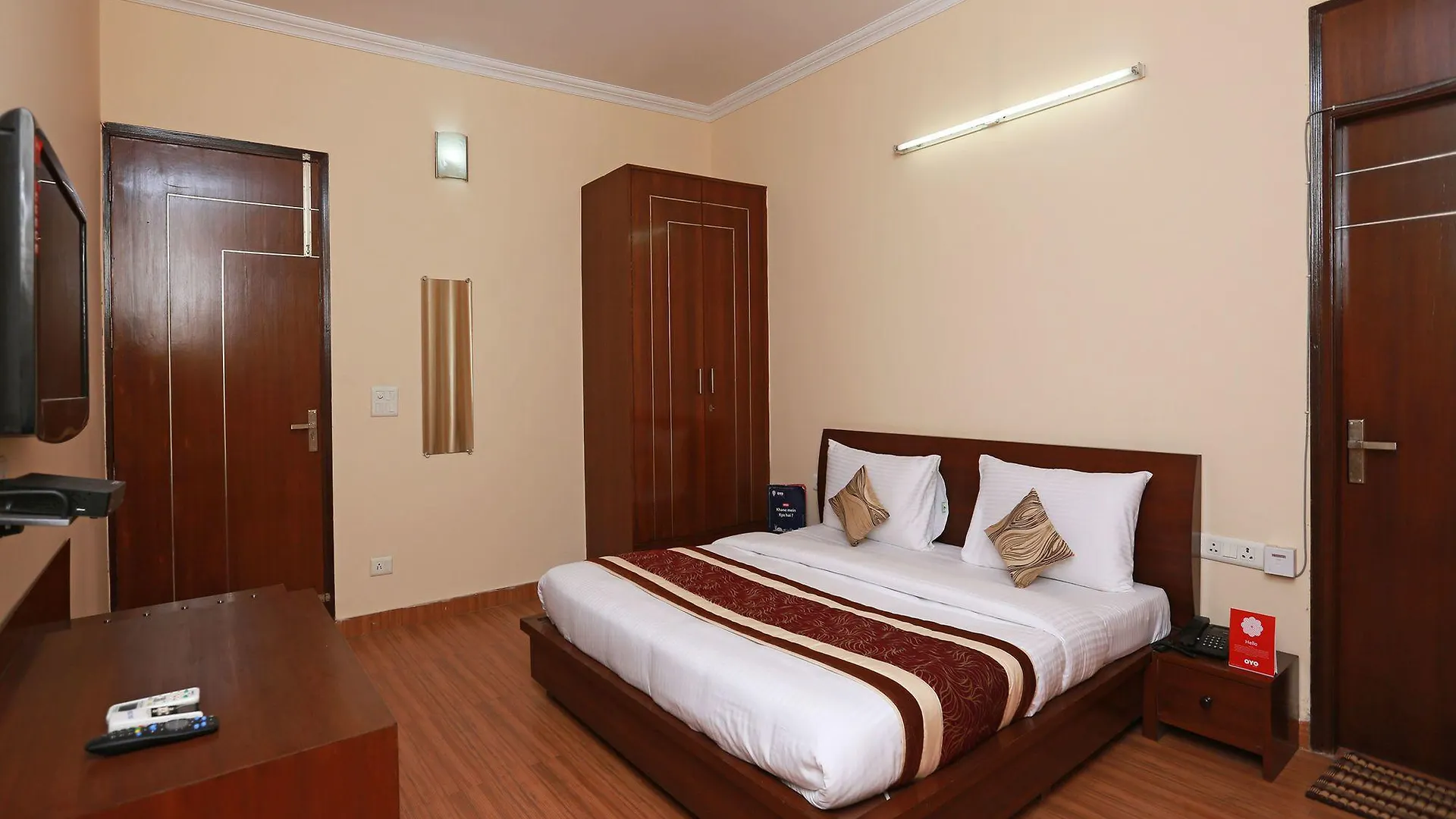 Oyo 11600 Hotel Cosy Tree Γκουργκάον