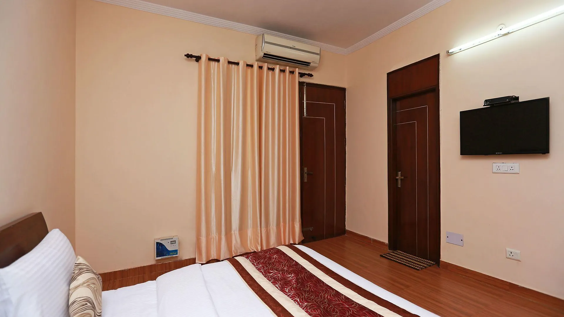 Oyo 11600 Hotel Cosy Tree Γκουργκάον